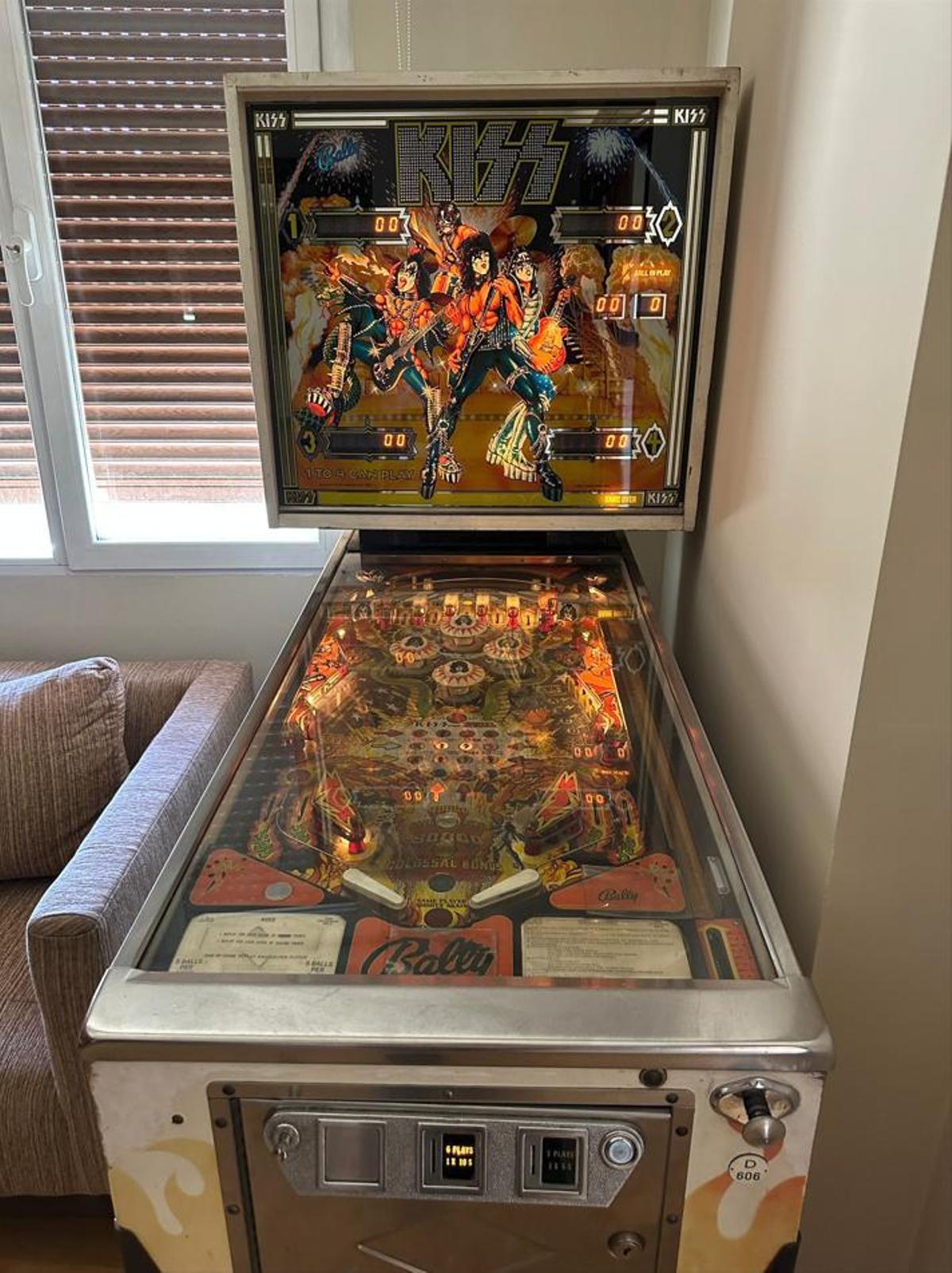 El 'pinball' temático de Kiss del coleccionista Jorge Ramírez.