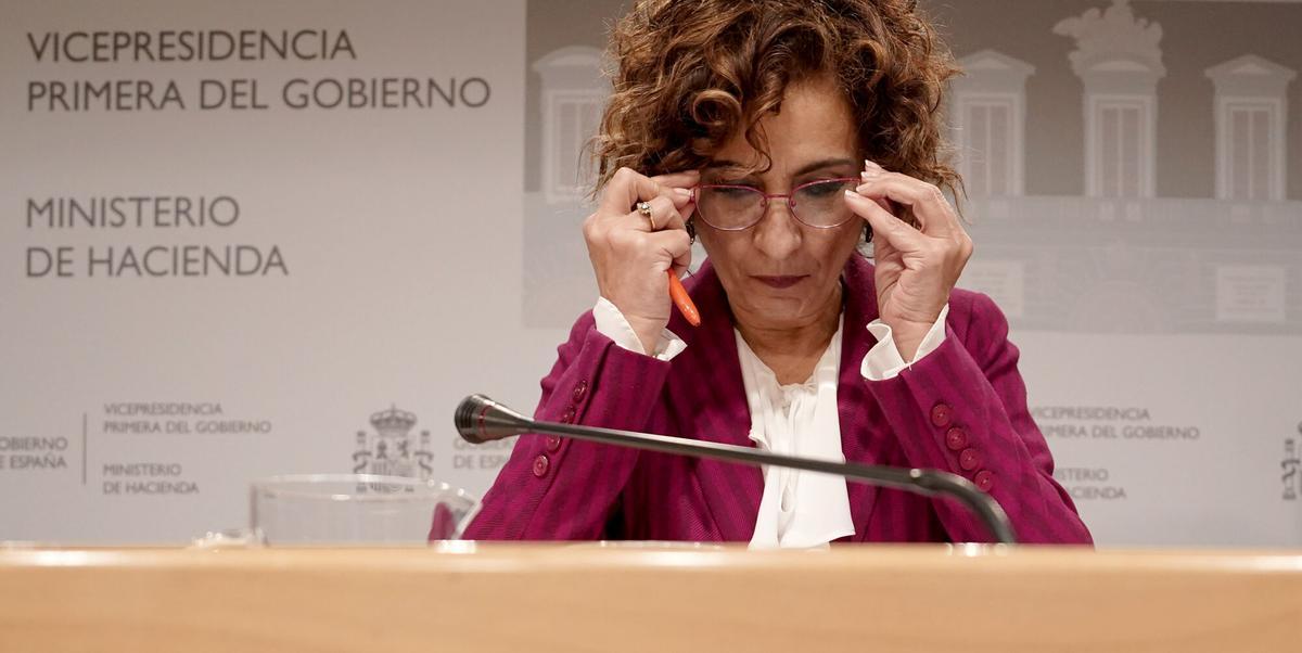 La vicepresidenta primera del Gobierno y ministra de Hacienda, María Jesús Montero, principal responsable de que se retengan 43 euros al mes del SMI si no se presenta la Renta.