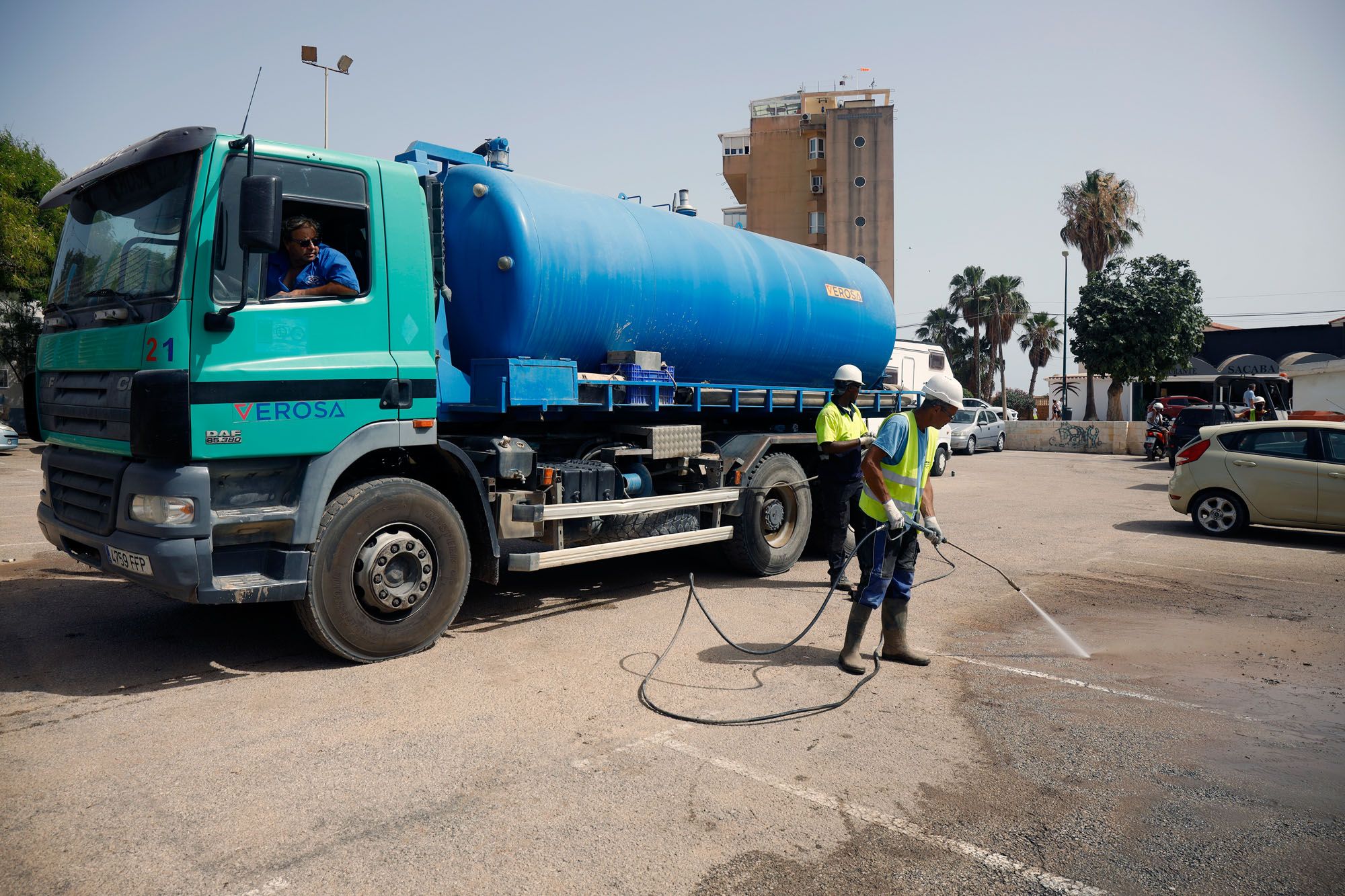 Trabajos de limpieza tras el vertido de aguas fecales en Sacaba Beach.