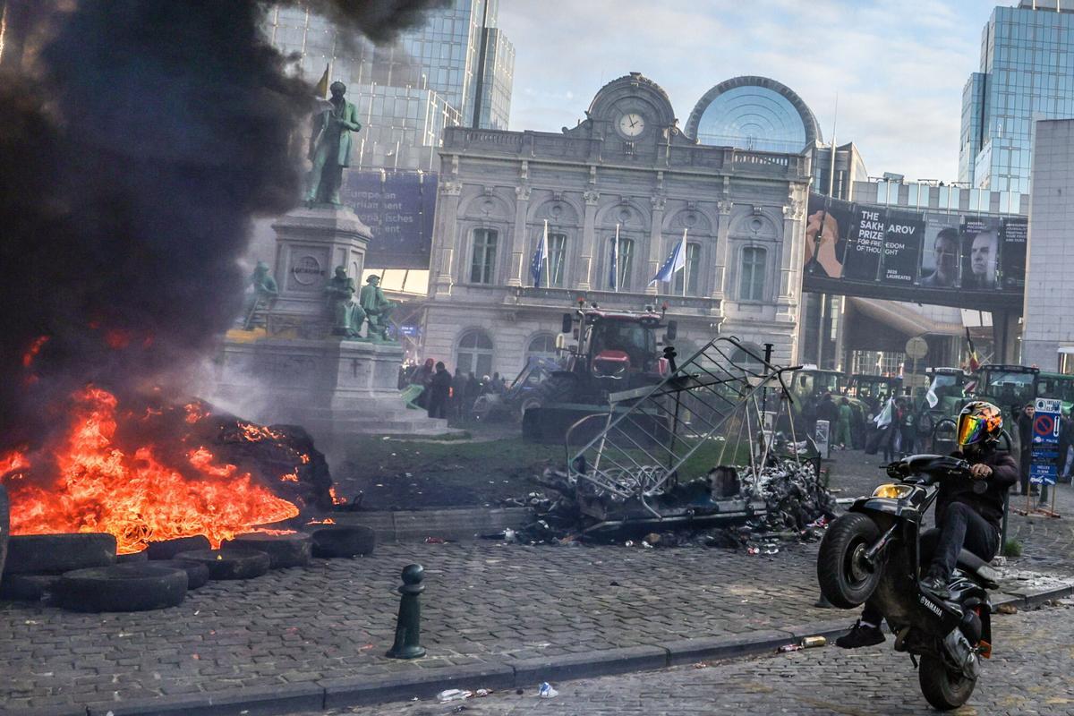 Un manifestante realiza una maniobra en motocicleta durante la protesta agraria contra el acuerdo con Mercosur y la PAC.