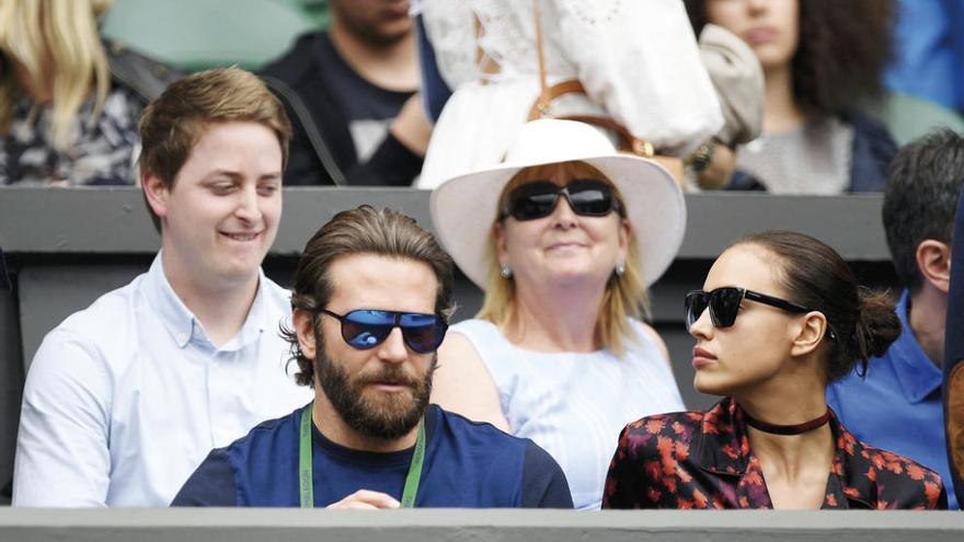 El actor y la modelo, durante el partido. // Reuters