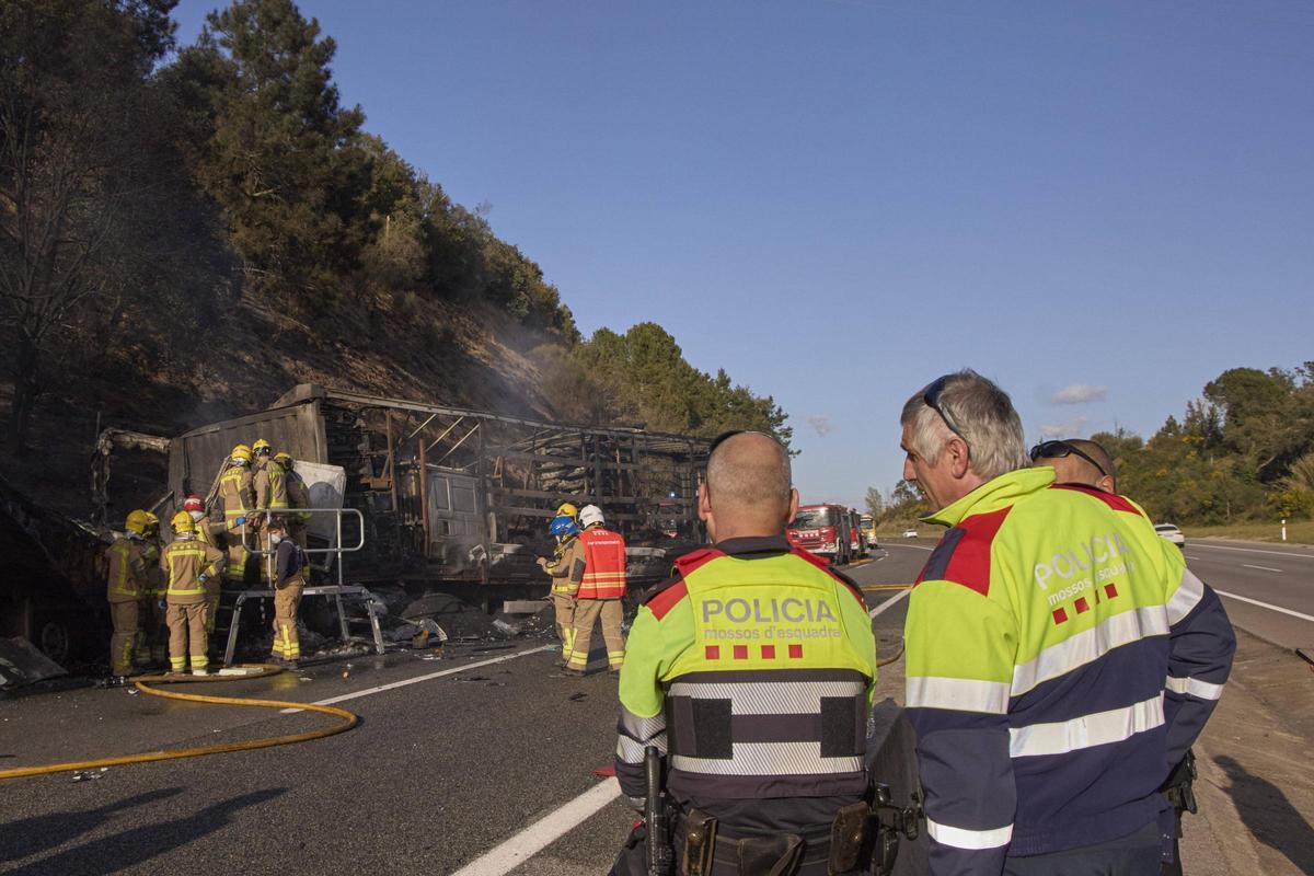 Imatges de l'accident entre dos camions a l'Eix Transversal, a l'alçada de Santa Coloma de Farners Imatges de l'accident entre dos camions a l'Eix Transversal, a l'alçada de Santa Coloma de Farners