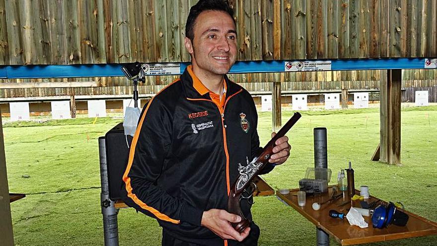 Antonio Cerdán muestra una pistola histórica. | LEVANTE-EMV