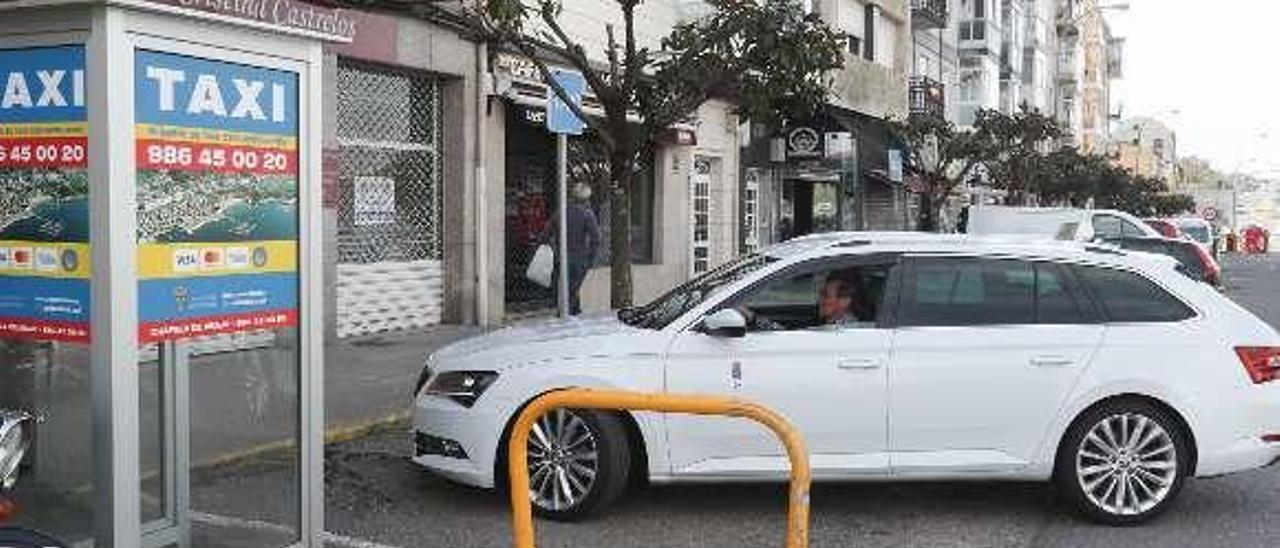 Un taxista llega a la parada de Chapela, ayer. // Ricardo Grobas