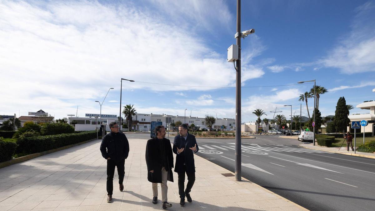 Mariano Juan, a la derecha, con su homólogo mallorquín, junto al puerto de es Botafoc.