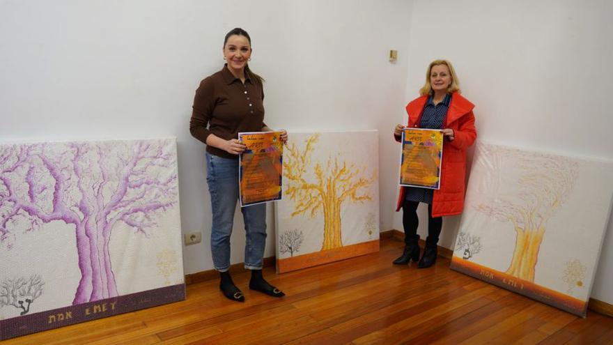 Begoña Blanco y Cecilia Doporto, ayer, junto a cuadros de Ehlaba.