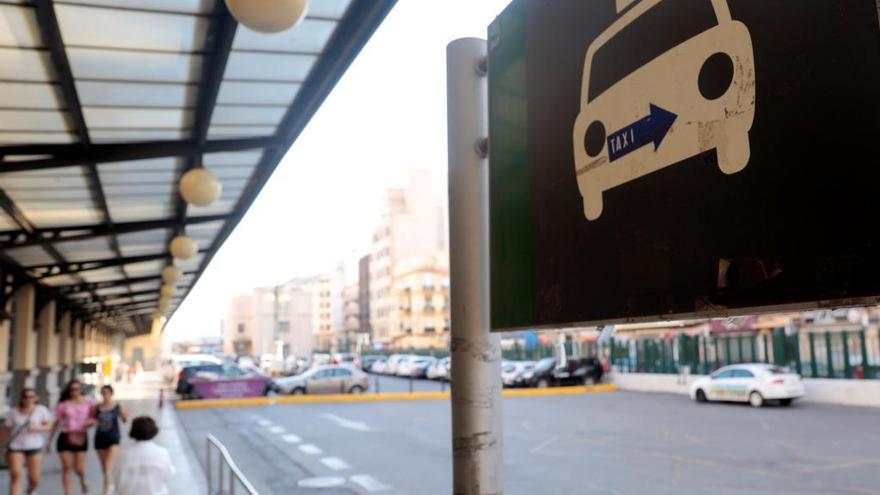 Los taxistas y Movilidad ultiman una tarifa  reducida para traslados a los hospitales