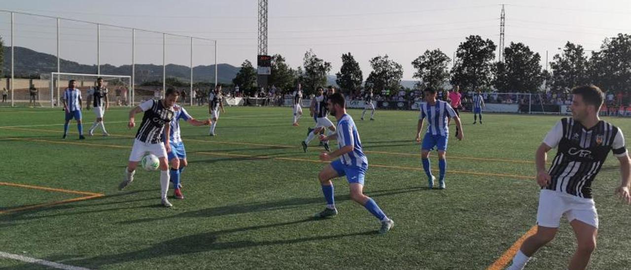 Un momento del partido de ayer en Castelló de la Ribera entre el equipo local y el CF Gandia.                    | SALVA FUSTER