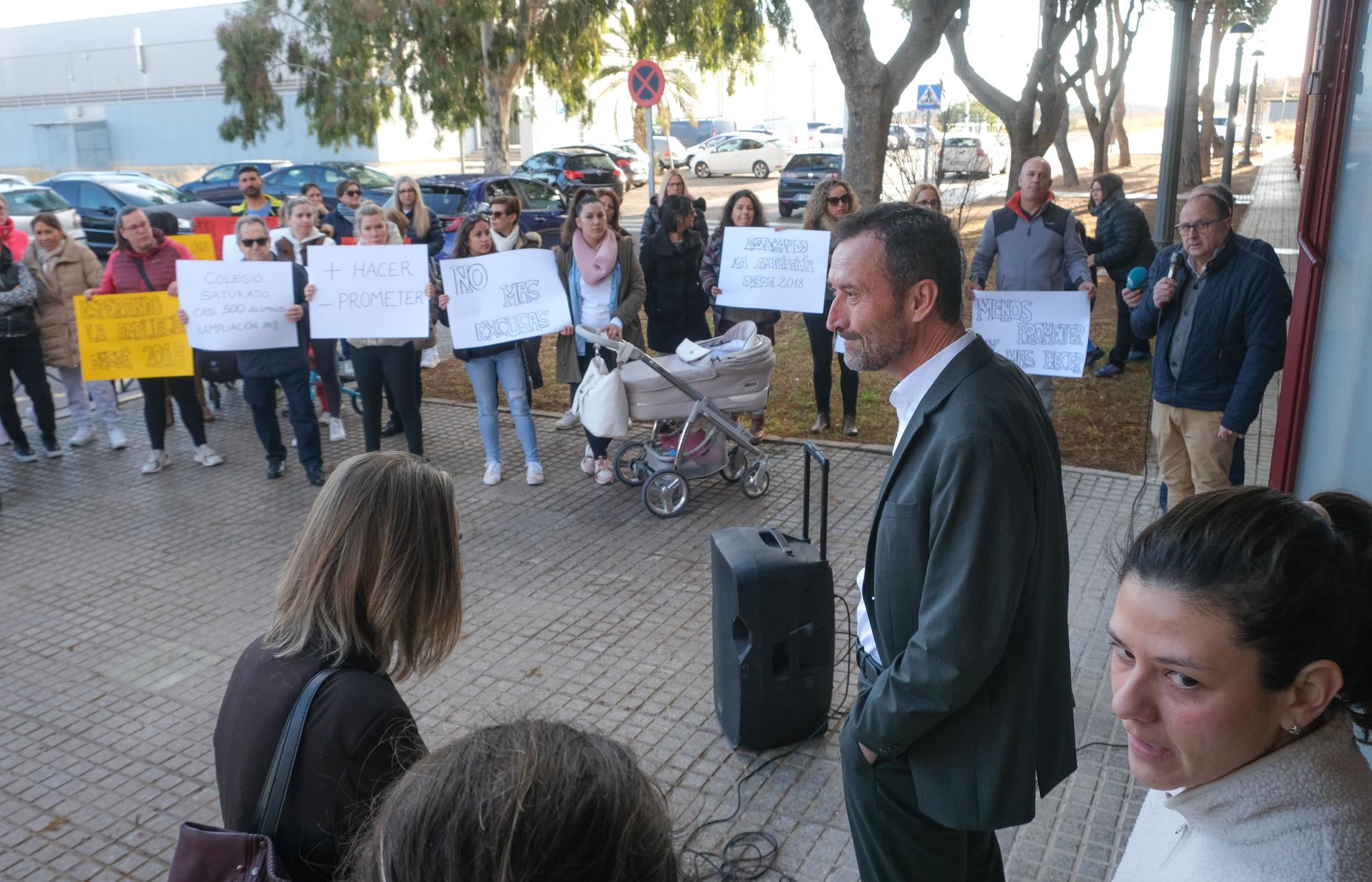 El alcalde de Elche acude a la protesta del colegio de El Altet para llamar a la calma