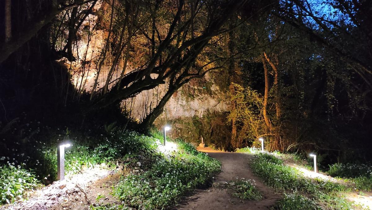 Iluminación artística en la cueva de San Pedrín en Sariego