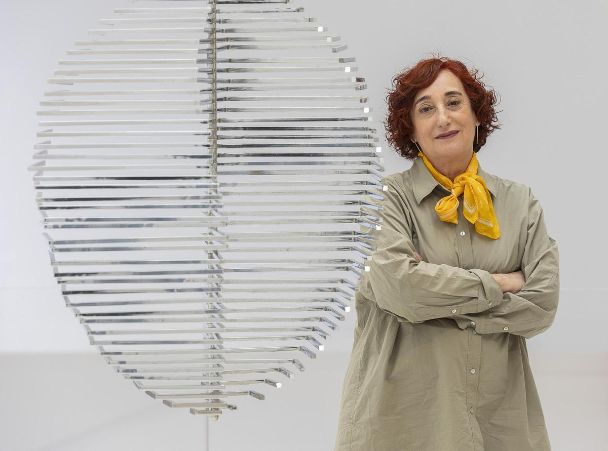 Rosa Castells, junto a una obra de Eusebio Sempere en el MACA