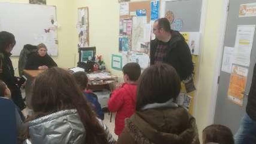 Los escolares, durante la visita en Pola de Allande.