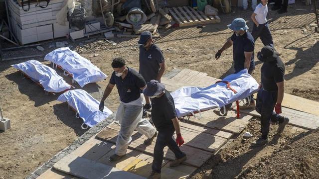 Enterrament al cementiri musulmà de Ceuta de diverses persones migrants mortes, dissabte passat.