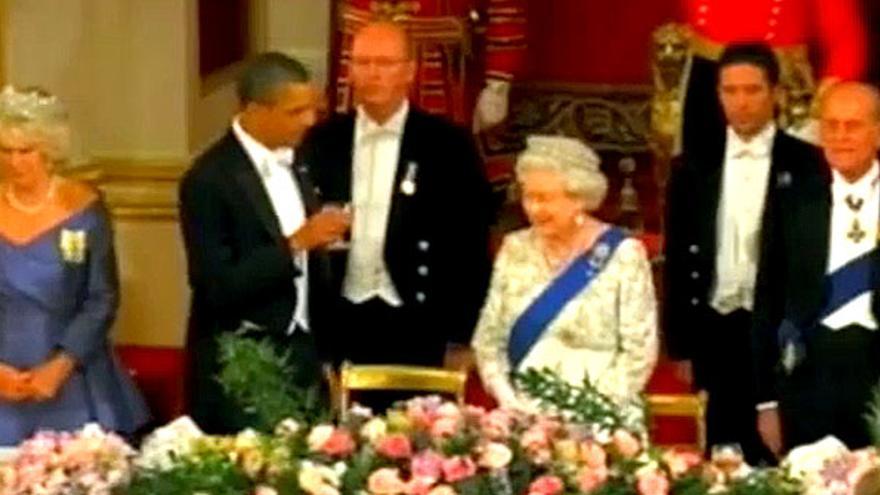 Obama se queda solo en el brindis a la reina Isabel II