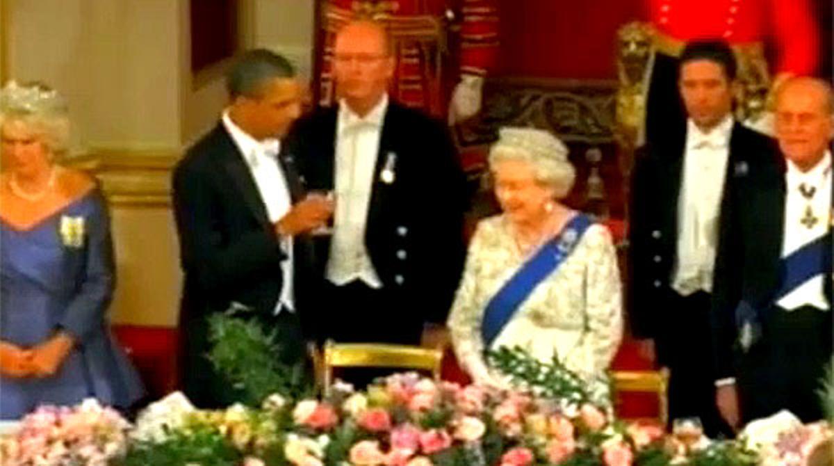 Obama se queda solo en el brindis a la reina Isabel II.