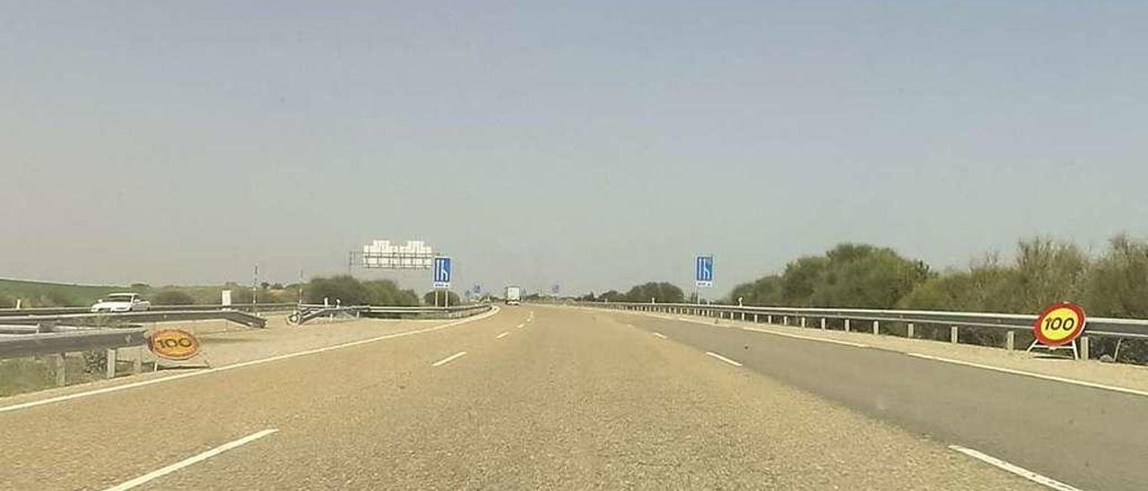 La calzada de la autovía entre Benavente y León, con señales de limitación de velocidad.