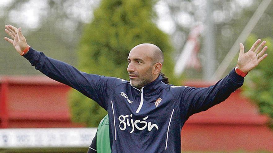 Abelardo gesticula durante el entrenamiento de ayer.