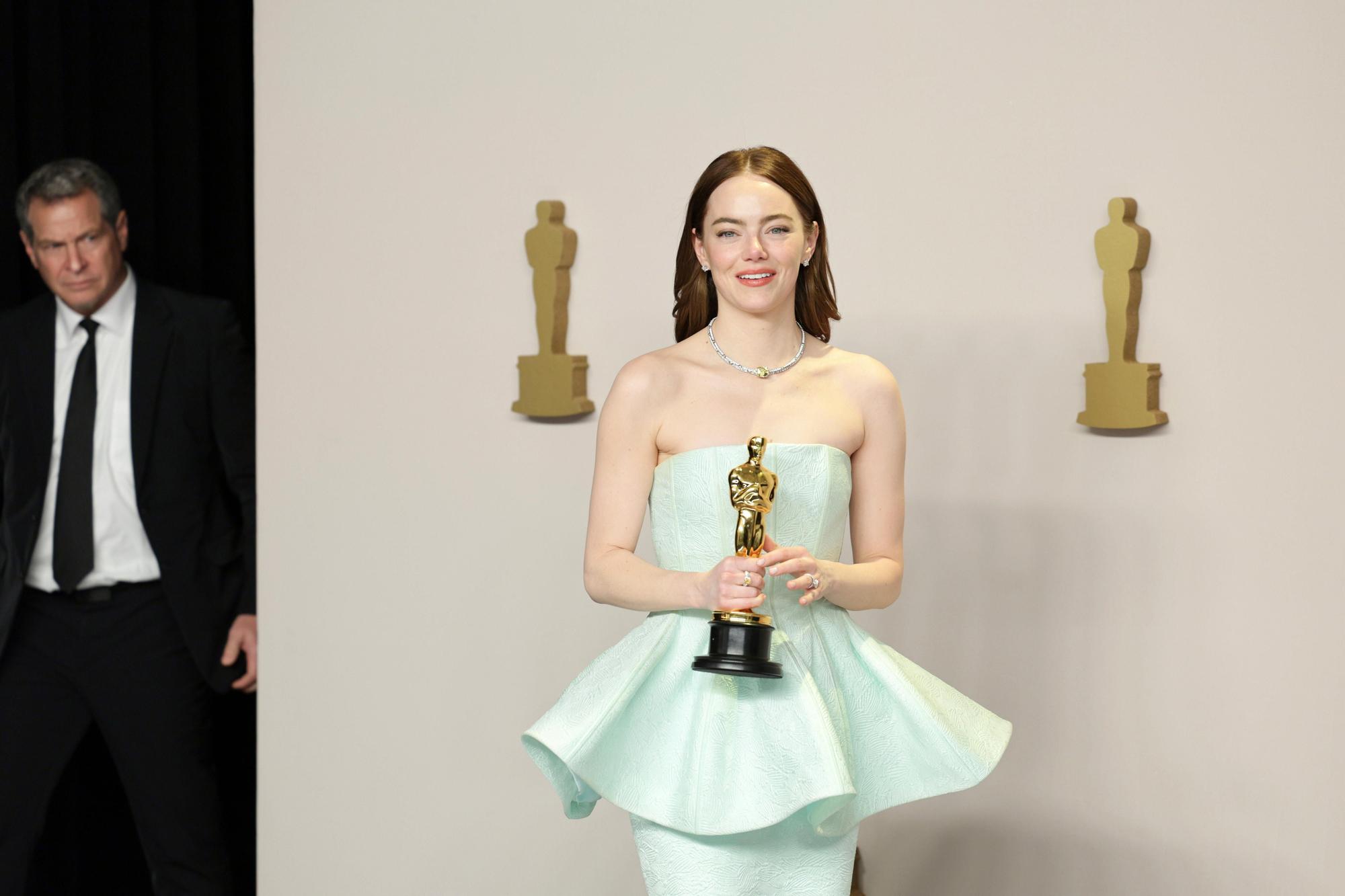 Los Angeles (United States), 10/03/2024.- Emma Stone, winner of the Best Actress in a Leading Role award for 'Poor Things,' holds her Oscar in the press room during the 96th annual Academy Awards ceremony at the Dolby Theatre in the Hollywood neighborhood of Los Angeles, California, USA, 10 March 2024. The Oscars are presented for outstanding individual or collective efforts in filmmaking in 23 categories. EFE/EPA/ALLISON DINNER