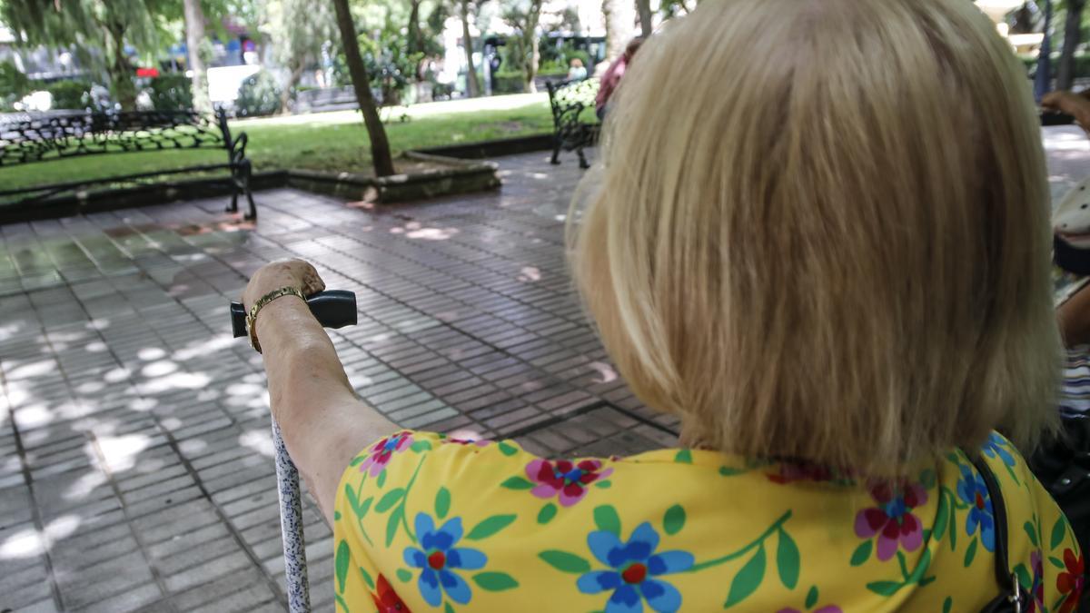 Una mujer descansa en el paseo de Cánovas. En Cáceres hay más de 17.000 mayores de 65 años. Uno de cada cuatro ciudadanos ya supera esa edad.