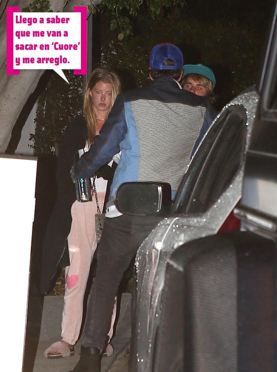 Justin Bieber sale de un concierto con una rubia misteriosa (en pijama)