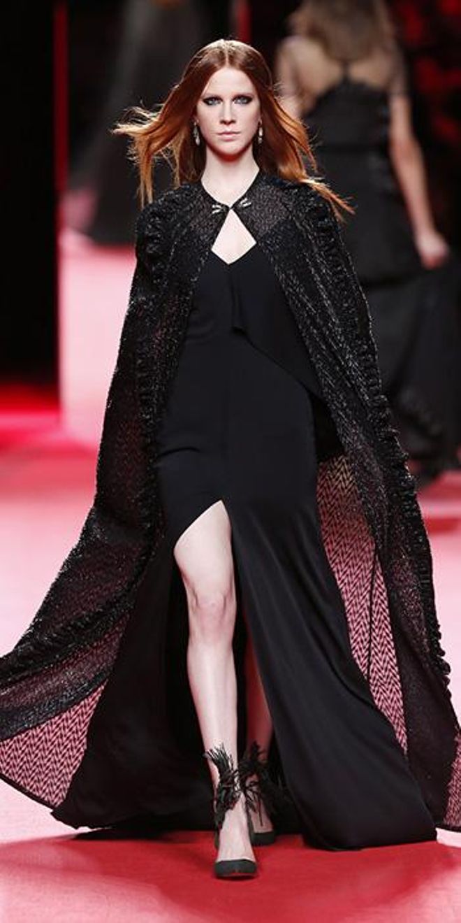 Vestido con capa negro, Juanjo Oliva