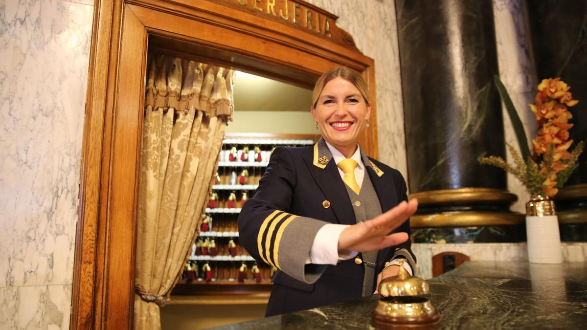 La conserje miembro de las Llaves de Oro Idalija Nacaite, en una imagen de archivo en el Hotel El Palace Barcelona.