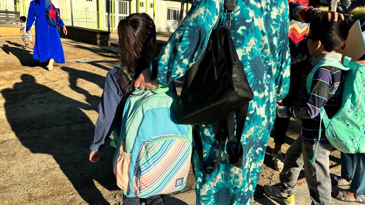 Alumnes entrant a l'escola Valldaura de Manresa durant l'inici del curs