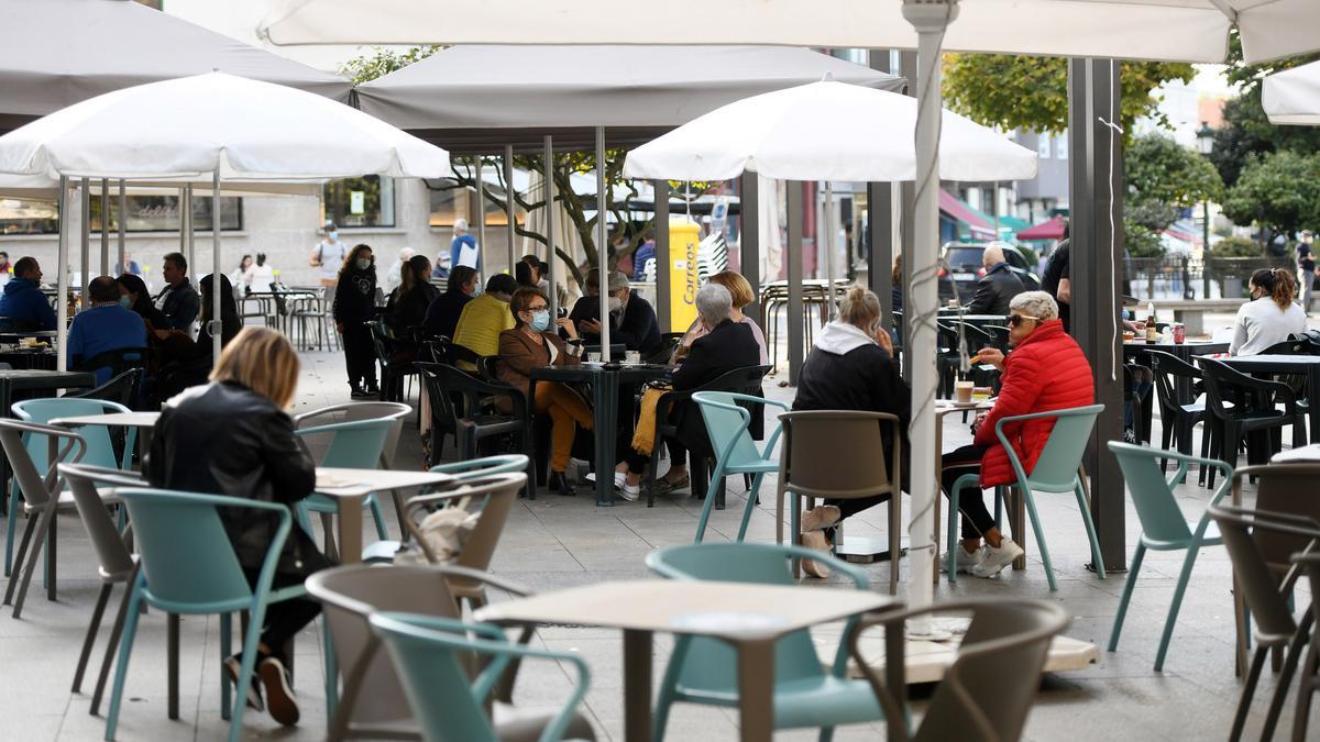 Gente en una terraza de Marín.