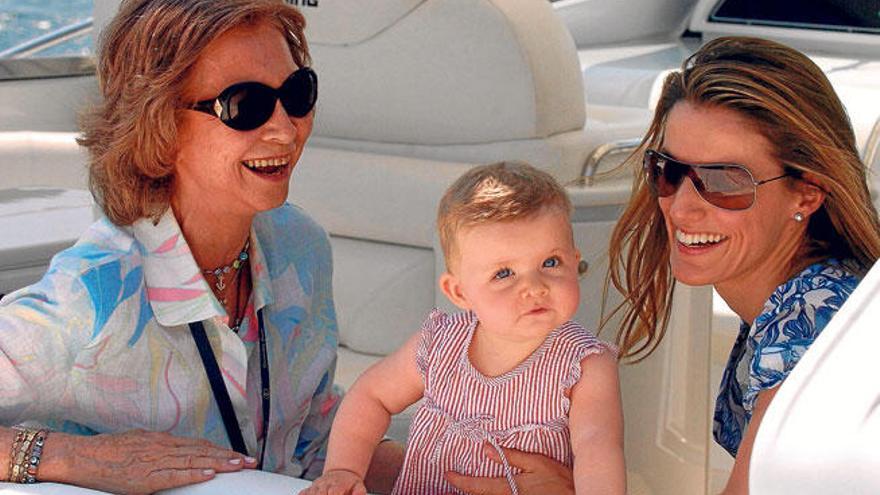 La infanta Leonor en su bautizo de Mediterráneo en julio de 2006, junto a su abuela la reina Sofía y su madre.