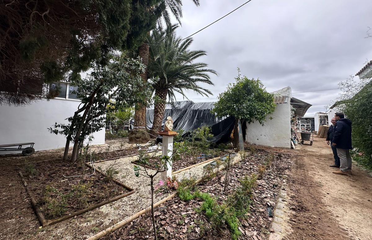 El alcalde de Priego observa la zona afectada por el derrumbe en el cementerio.