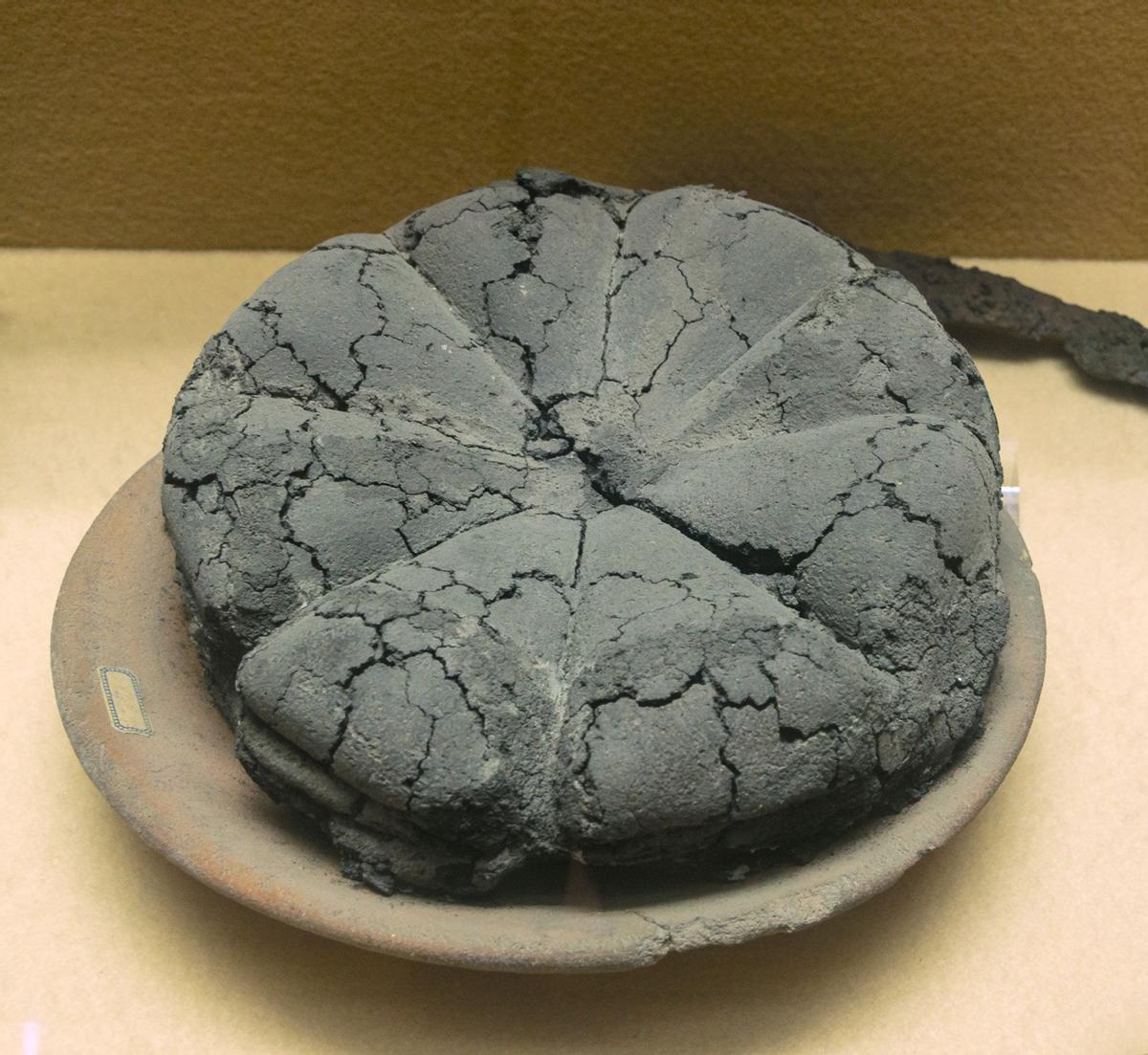 Pan carbonizado hallado en el horno de una panadería de Pompeya. 