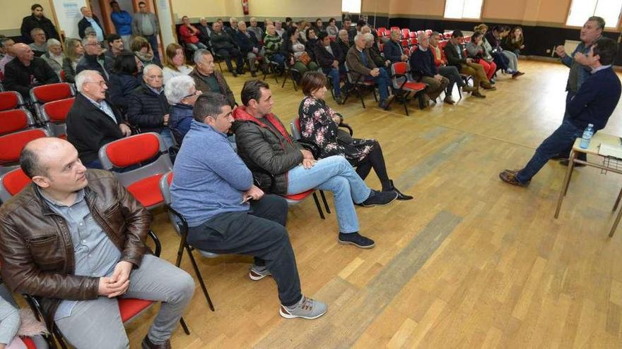 Decenas de vecinos asistieron a la asamblea convocada por Salvemos Vilaboa ayer en la Casa da Cultura de Ríomaior. // Gustavo Santos