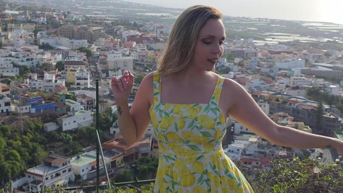 Míriam Reyes interpreta 'Se soltó la diabla' en el videoclip que acompaña al tema.