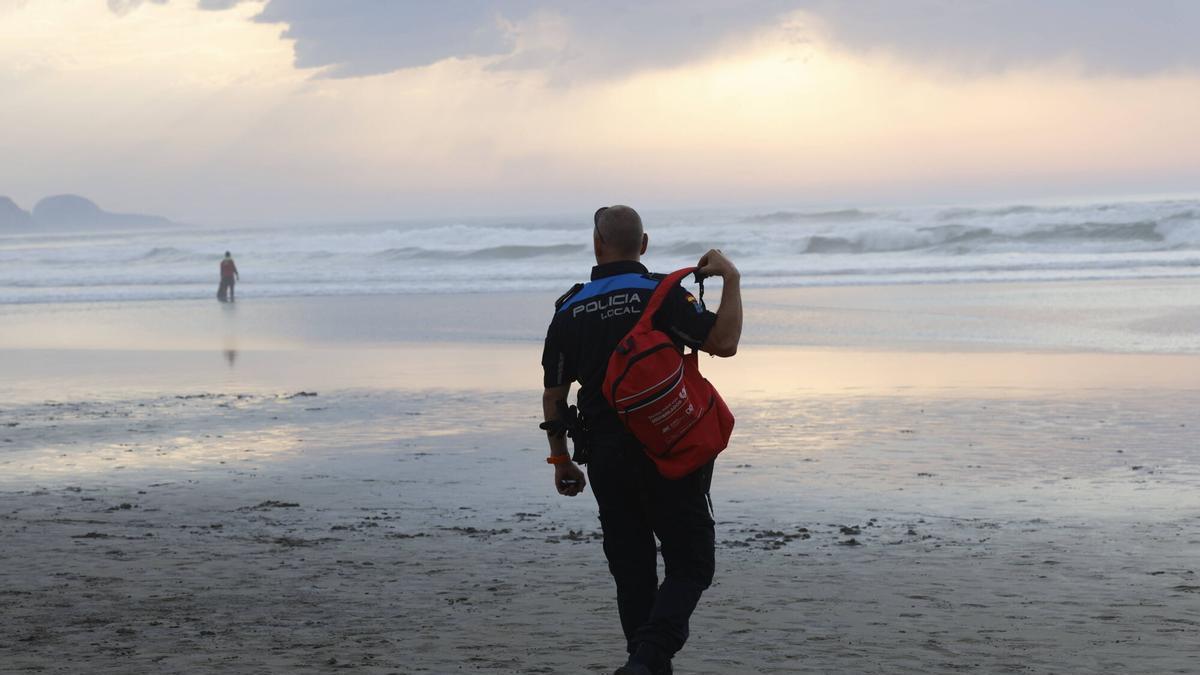 Intensa búsqueda en Salinas del joven Iyán Fariña, desaparecido cuando se bañaba en el mar