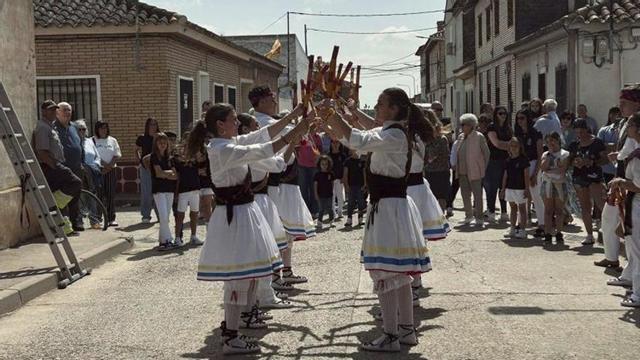 El Dance de Novillas recorrió las calles del municipio.