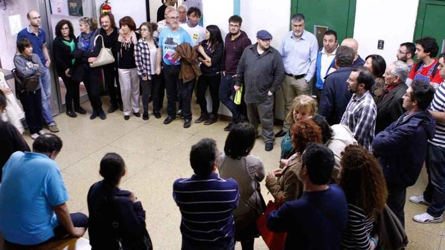 Los participantes en la asamblea en el edificio sindical de la plaza de Alemania.