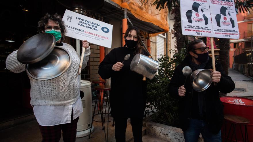 Cacerolada de la hostelería en contra del cierre a las 17 horas