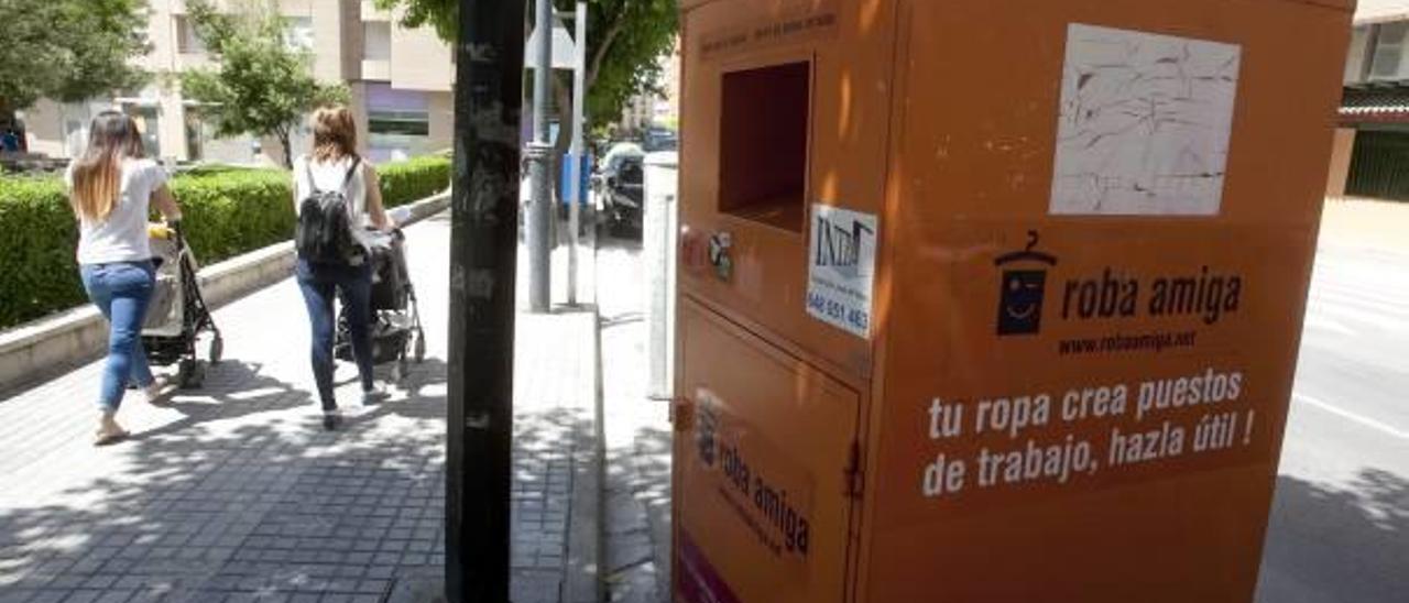 Cáritas retira los contenedores de ropa al  dar Ontinyent el servicio a una empresa