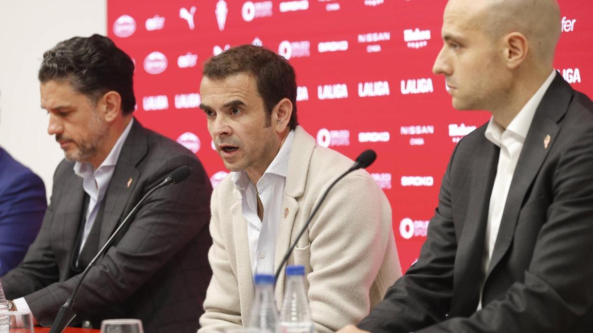 Por la izquierda, Alejandro Irarragorri, José Riestra y David Guerra, hoy, en El Molinón.