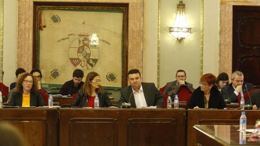Concejales de Ahora Murcia (i) y del Partido Socialista, ayer, en un momento del Pleno celebrado en el Ayuntamiento.