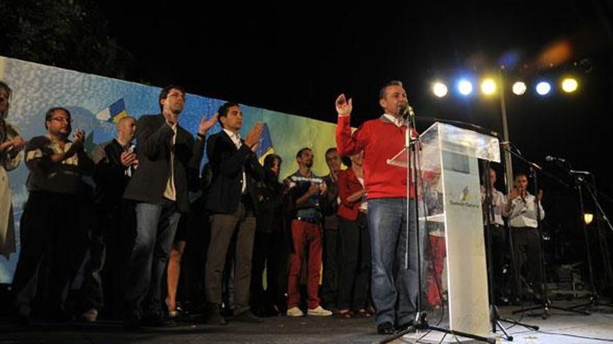Paulino Rivero, anoche, en Playa Blanca, con los candidatos de CC al consistorio de Yaiza. i  JAVIER FUENTES
