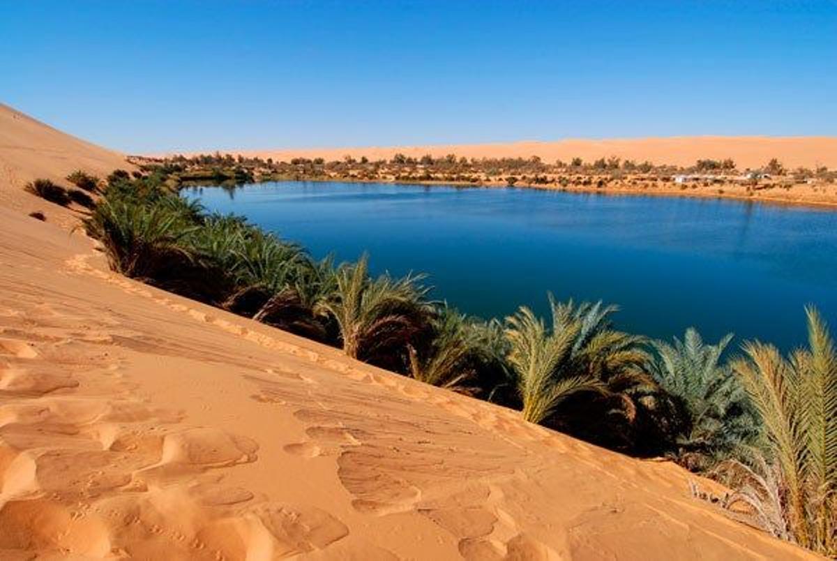El lago Gabraoun es un oasis en Libia.