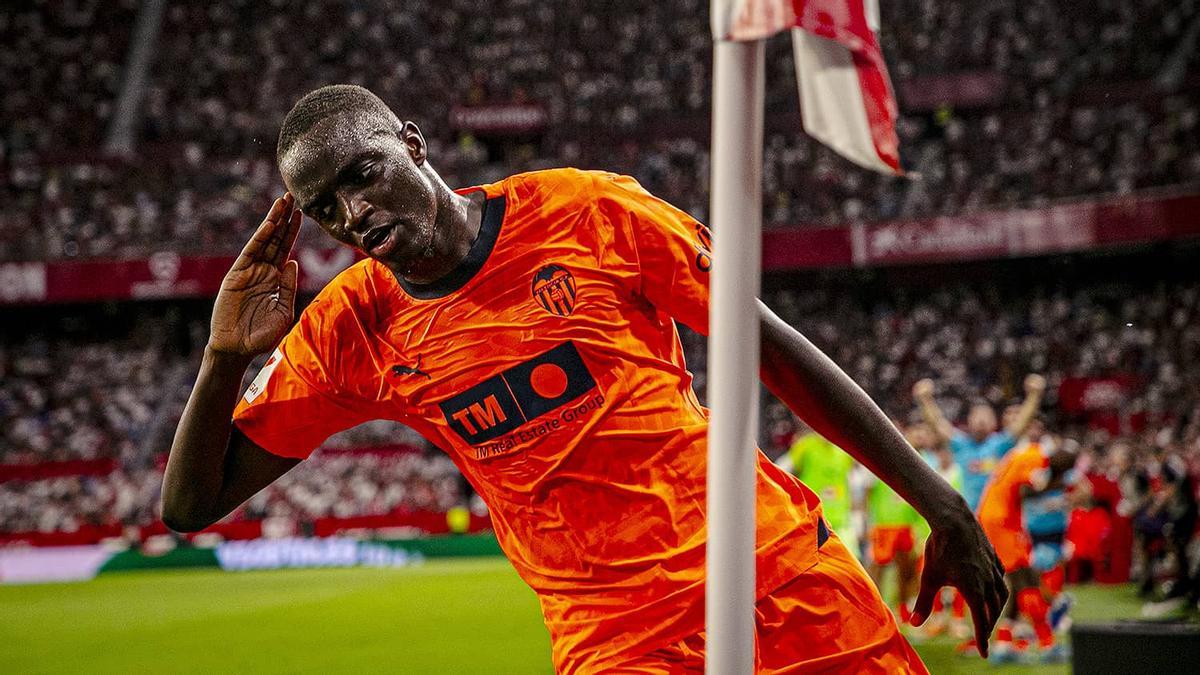 Diakhaby celebra su tanto en la primera jornada contra el Sevilla FC