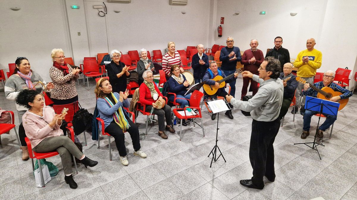 El Coro Rociero de Cáceres, anoche durante los ensayos.