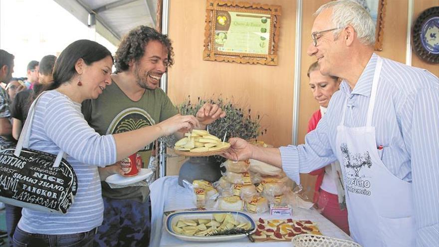 La plaza Mayor espera recibir hasta el martes a 200.000 amantes del queso artesano