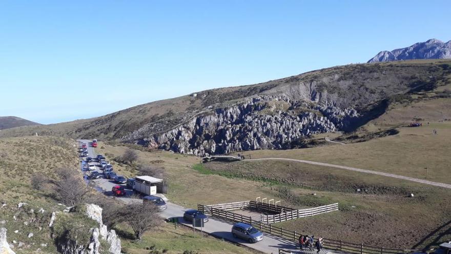 Tráfico regulará el acceso a Covadonga y Los Lagos durante esta Semana Santa