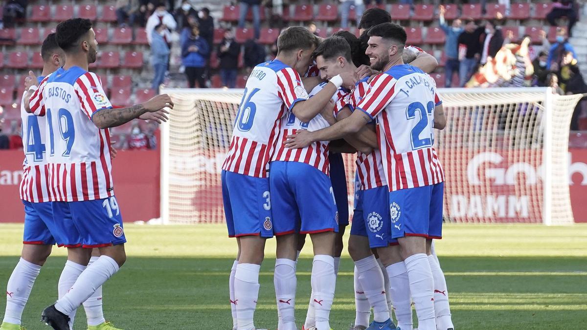 Els jugadors celebren el gol de Juncà.