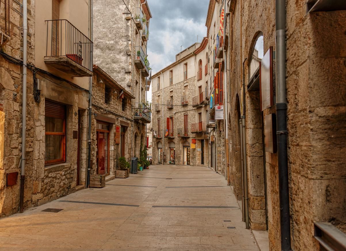 Calle principal en el centro de Besalú.