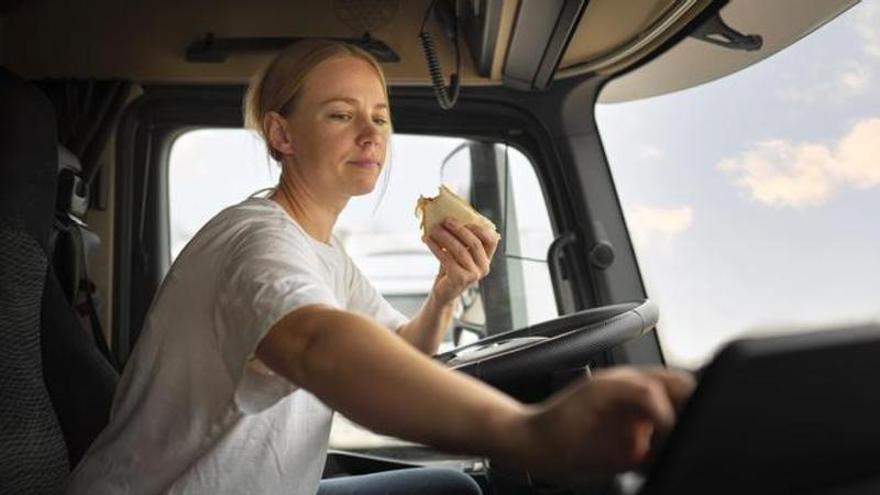 ¿Te pueden multar por comer o beber mientras conduces? Esto es lo que dice la DGT