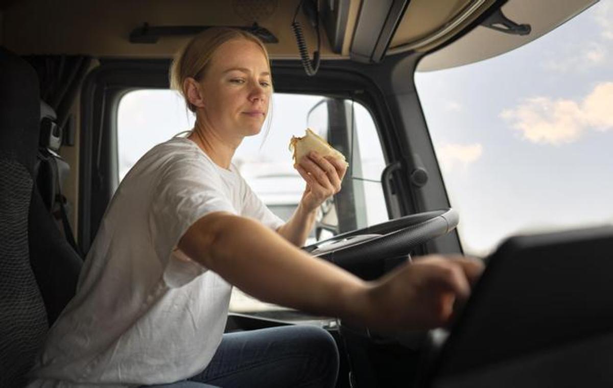 ¿Te pueden multar por comer o beber mientras conduces? Esto es lo que dice la DGT